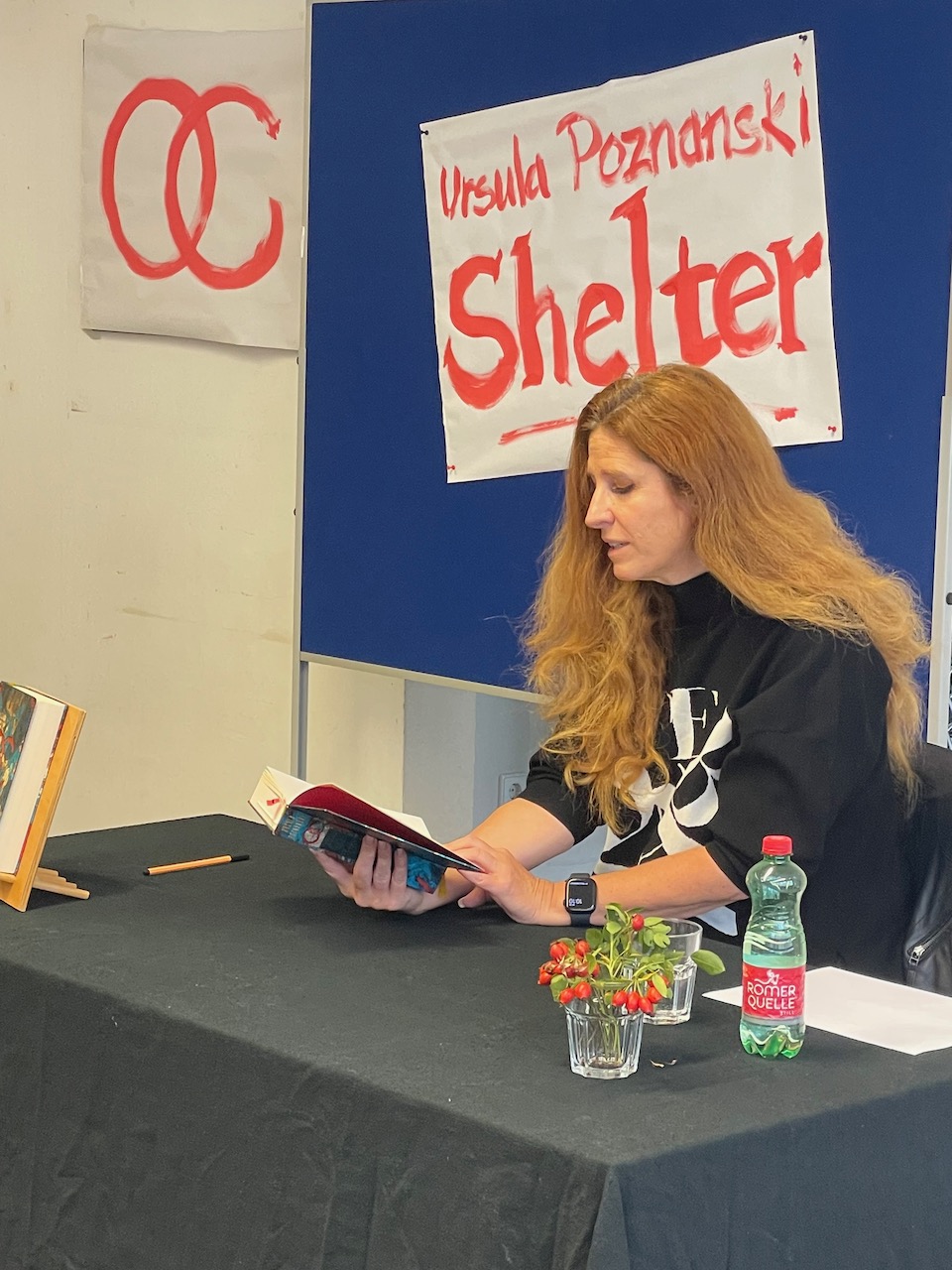 Ursula Poznanski liest aus "Shelter" vor.